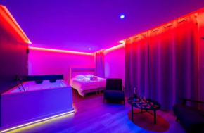 LOVE ROOM SAUNA,JACCUZZI Netflix Tours